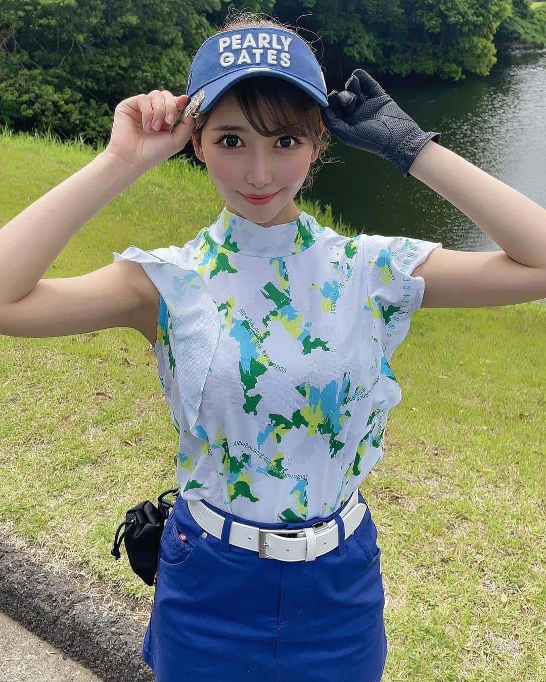 MAYUさんのインスタグラム写真 - (MAYUInstagram)「. 暑くても、白とか青とか着ると爽やかな気持ちになる😆🤍💙 . このウェアの組み合わせ、反響大きくて嬉しいな🥳 特にトップスが着心地よくてお気に入りなの🤍 @newbalancegolf_japan  . 3枚目は、日陰で自分の番を待つ私。笑 忍者みたいね🥷🤣 . #ゴルフ女子#ゴルフ初心者#ゴルフ#ゴルフウェア#ゴルフコーデ#ゴルフファッション#ゴルフ好き#ゴルフ好きな人と繋がりたい#ゴルフ女子コーデ#ニューバランス#パーリーゲイツ#newbalancegolf#pearlygates#golf#golfstagram#golfwear#golfgirl」6月11日 12時40分 - mayu.kina_golf