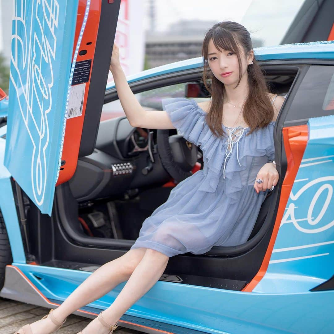 月野ももさんのインスタグラム写真 - (月野ももInstagram)「・ NSR YOKOHAMA AUTO SHOW2021にて撮影会した時に撮ってもらいました🥺✨✨ ・ オーナーさんが優しい方で車の中に乗らせて撮影させて頂きました❗️❗️ ありがとうございます😊 ・ あ、実はこの指輪はお母さんがビーズで作ってくれた指輪だよ〜💎😊かわいい❤️ ・ ・ ・ ・ #ランボルギーニ #ランボルギーニアヴェンタドール #アヴェンタドール  #nsmagazine #nsマガジン #nsrounder #yokohamaautoshow #赤レンガ倉庫 #赤レンガ #スーパーカー #スーパーカー好きと繋がりたい #lamborghini」6月11日 12時51分 - momocslr4