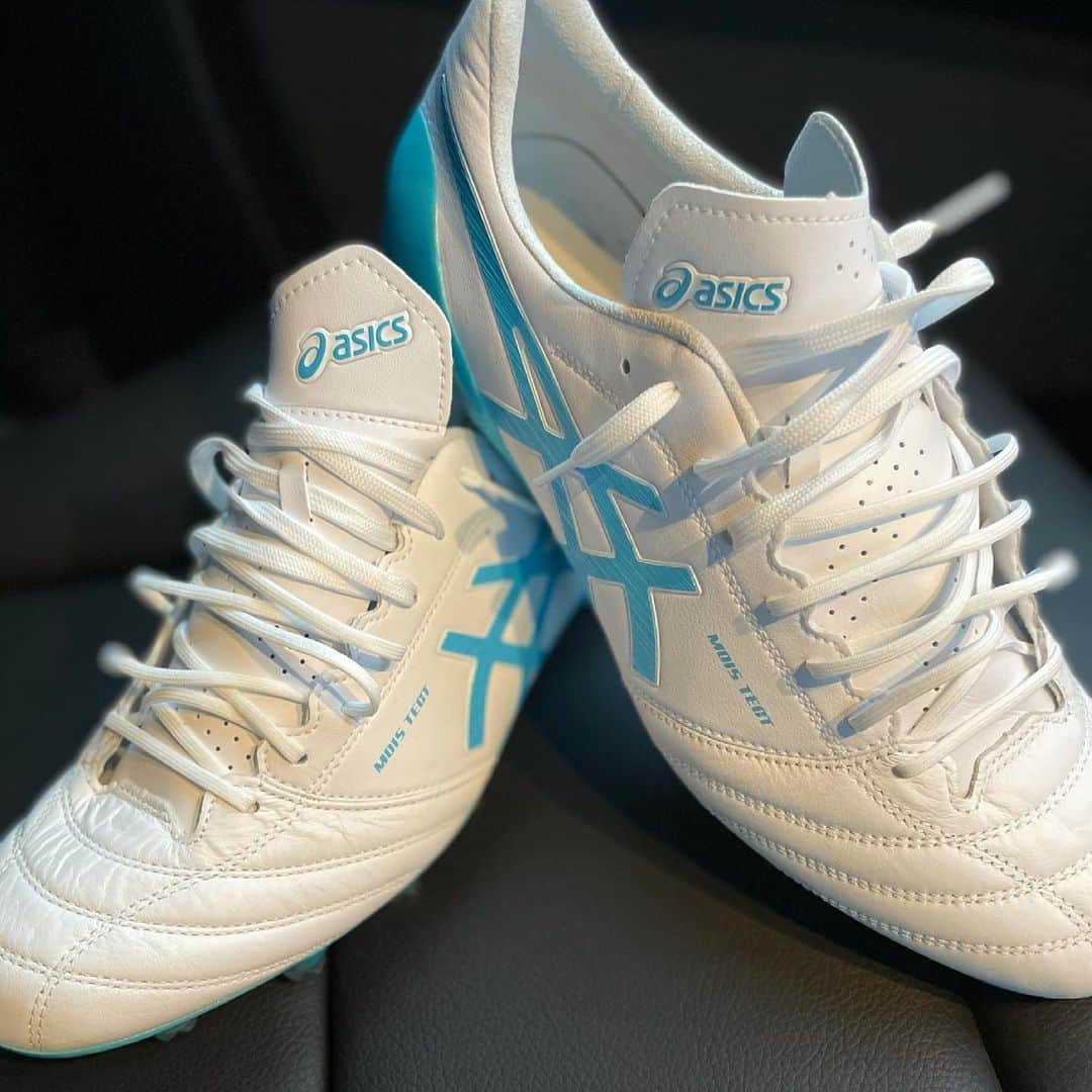 柳貴博のインスタグラム：「遅くなりましたが今シーズンもasicsで戦わせてもらいます！ #ASICSFOOTBALL #IMoveMe #TeamDSLIGHT #本物志向  #DSLIGHT  #DSLIGHTXFLY」