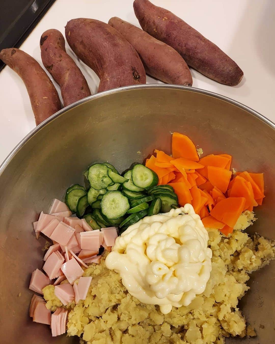 佐藤純さんのインスタグラム写真 - (佐藤純Instagram)「今日は、2時50分起きー👀⏰‼️  焼きそば弁当🍱  焼きそばに、しょうが焼きの組合せってどーなのー？？？🤣🤣🤣  だって…前日の夕飯…残ってたから💦。。。  それと、さつまいもがたくさんあったので、さつまいもサラダ。  もぉーなんでもアリでしょー🤣  お弁当出来上がり時間‼️3時25分‼️  冷蔵庫に入れとくから、持ってってねー✋の置き手紙を置いて現場へ🚙  今日は、楽しみなメンバーだったのでウキウキで向かいました💕  また後ほど～  #お弁当 #焼きそば弁当 #中学生弁当 #まげわっぱ #まげわっぱ弁当 #焼きそばにしょうが焼き #なんでもアリ #ママ #ママモデル #モデル #mama #mamamodel #model」5月18日 20時31分 - junsatoidea