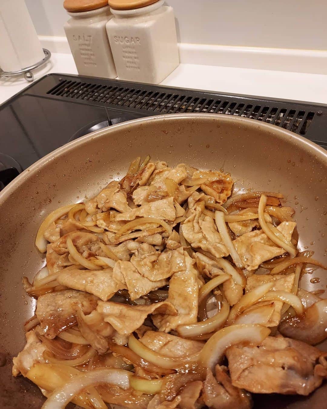 佐藤純さんのインスタグラム写真 - (佐藤純Instagram)「今日は、2時50分起きー👀⏰‼️  焼きそば弁当🍱  焼きそばに、しょうが焼きの組合せってどーなのー？？？🤣🤣🤣  だって…前日の夕飯…残ってたから💦。。。  それと、さつまいもがたくさんあったので、さつまいもサラダ。  もぉーなんでもアリでしょー🤣  お弁当出来上がり時間‼️3時25分‼️  冷蔵庫に入れとくから、持ってってねー✋の置き手紙を置いて現場へ🚙  今日は、楽しみなメンバーだったのでウキウキで向かいました💕  また後ほど～  #お弁当 #焼きそば弁当 #中学生弁当 #まげわっぱ #まげわっぱ弁当 #焼きそばにしょうが焼き #なんでもアリ #ママ #ママモデル #モデル #mama #mamamodel #model」5月18日 20時31分 - junsatoidea