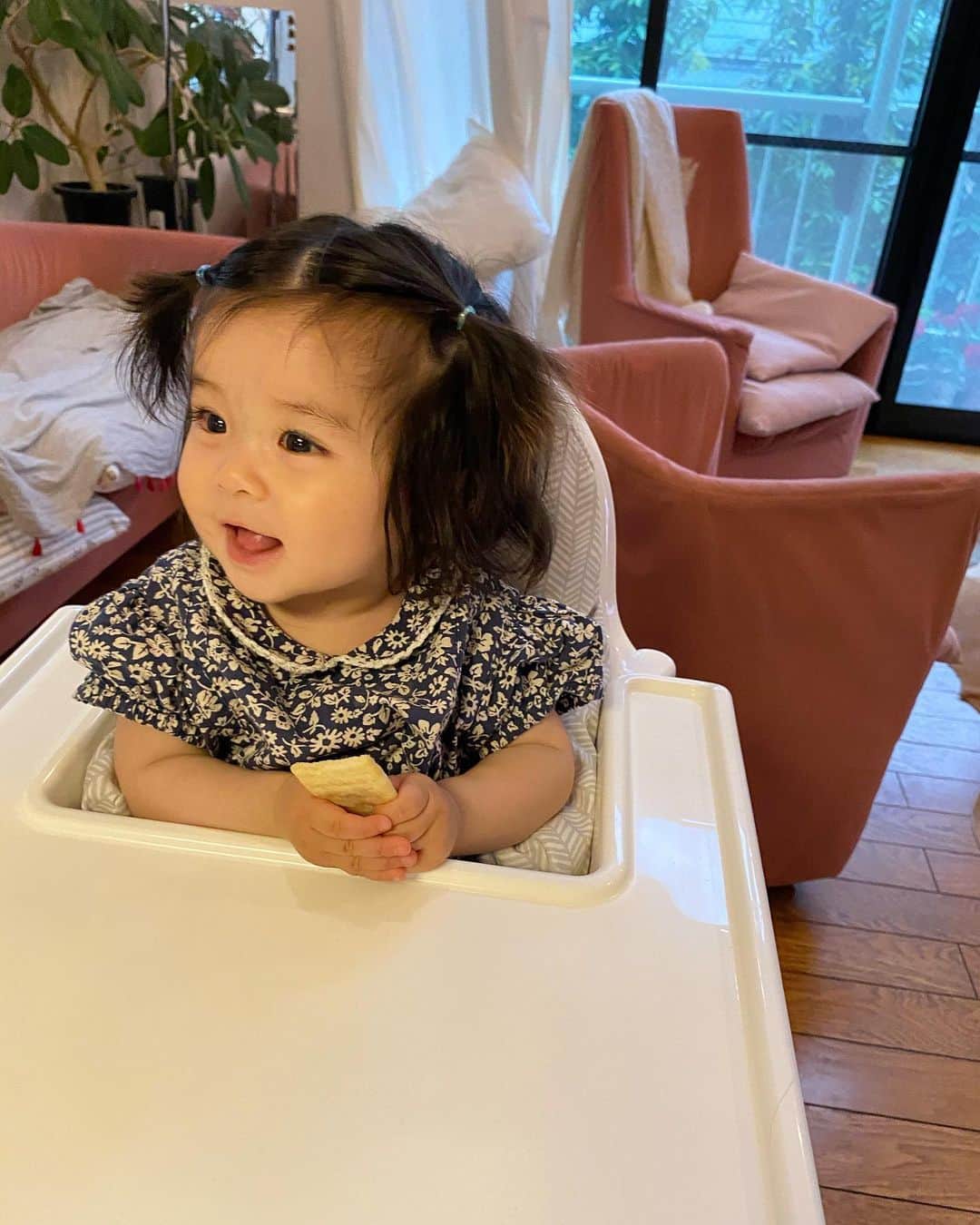 北澤 宏美さんのインスタグラム写真 - (北澤 宏美Instagram)「表情が豊かになってきた10ヶ月 散歩中、話しかけていただくことが多いのだけど いつもうれしそうに満面の笑みで対応してる😄 人もすきだしワンちゃんもすき🐶  #baby#babygirl #女の子ベビー #10ヶ月ベビー#10months」5月18日 20時40分 - romihy58