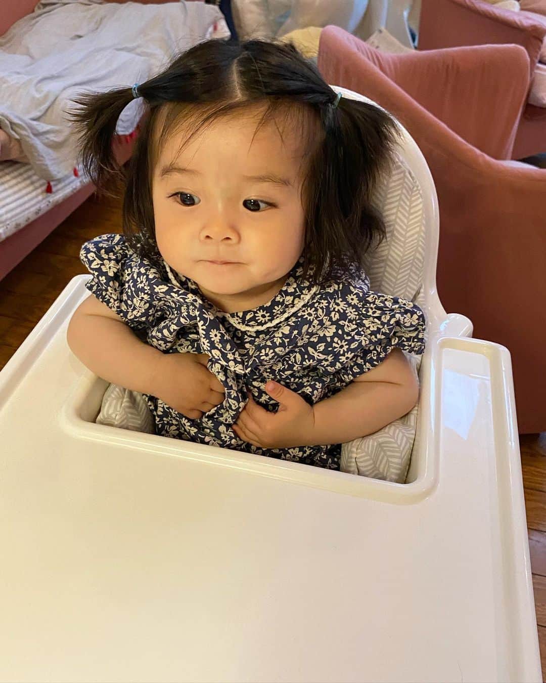 北澤 宏美さんのインスタグラム写真 - (北澤 宏美Instagram)「表情が豊かになってきた10ヶ月 散歩中、話しかけていただくことが多いのだけど いつもうれしそうに満面の笑みで対応してる😄 人もすきだしワンちゃんもすき🐶  #baby#babygirl #女の子ベビー #10ヶ月ベビー#10months」5月18日 20時40分 - romihy58