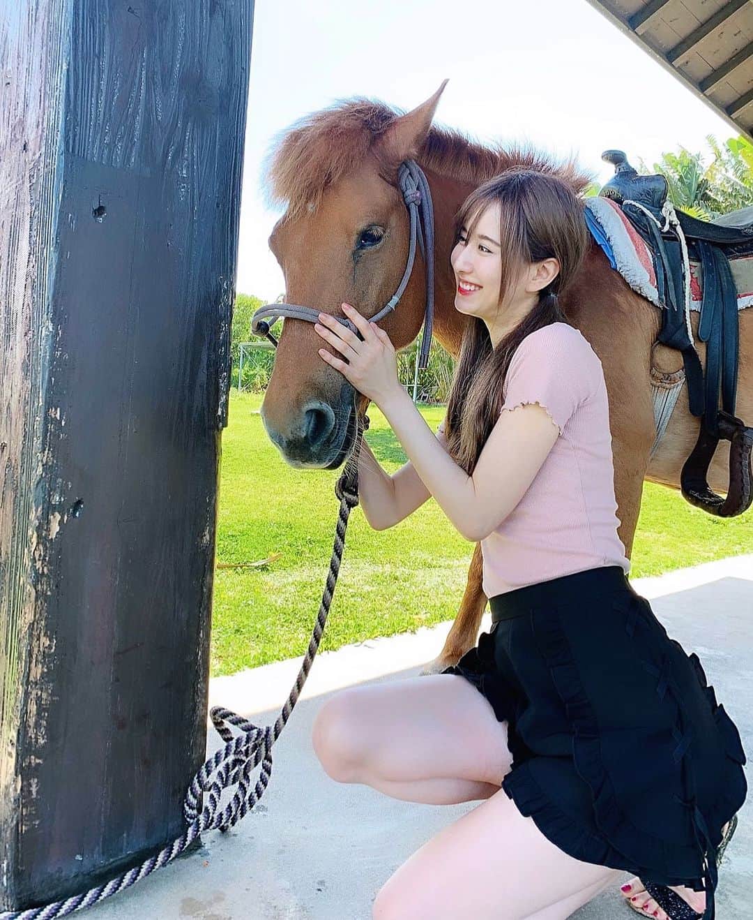 阿部菜渚美さんのインスタグラム写真 - (阿部菜渚美Instagram)「#お馬 🐴暖かかった日☺︎ こんなに近くで触れたの初めてだったけど とっても良い子で可愛かった⋯🥺 はやくまたお天気よくなりますように🙏🏻🌈」5月18日 20時41分 - nanami_abe73