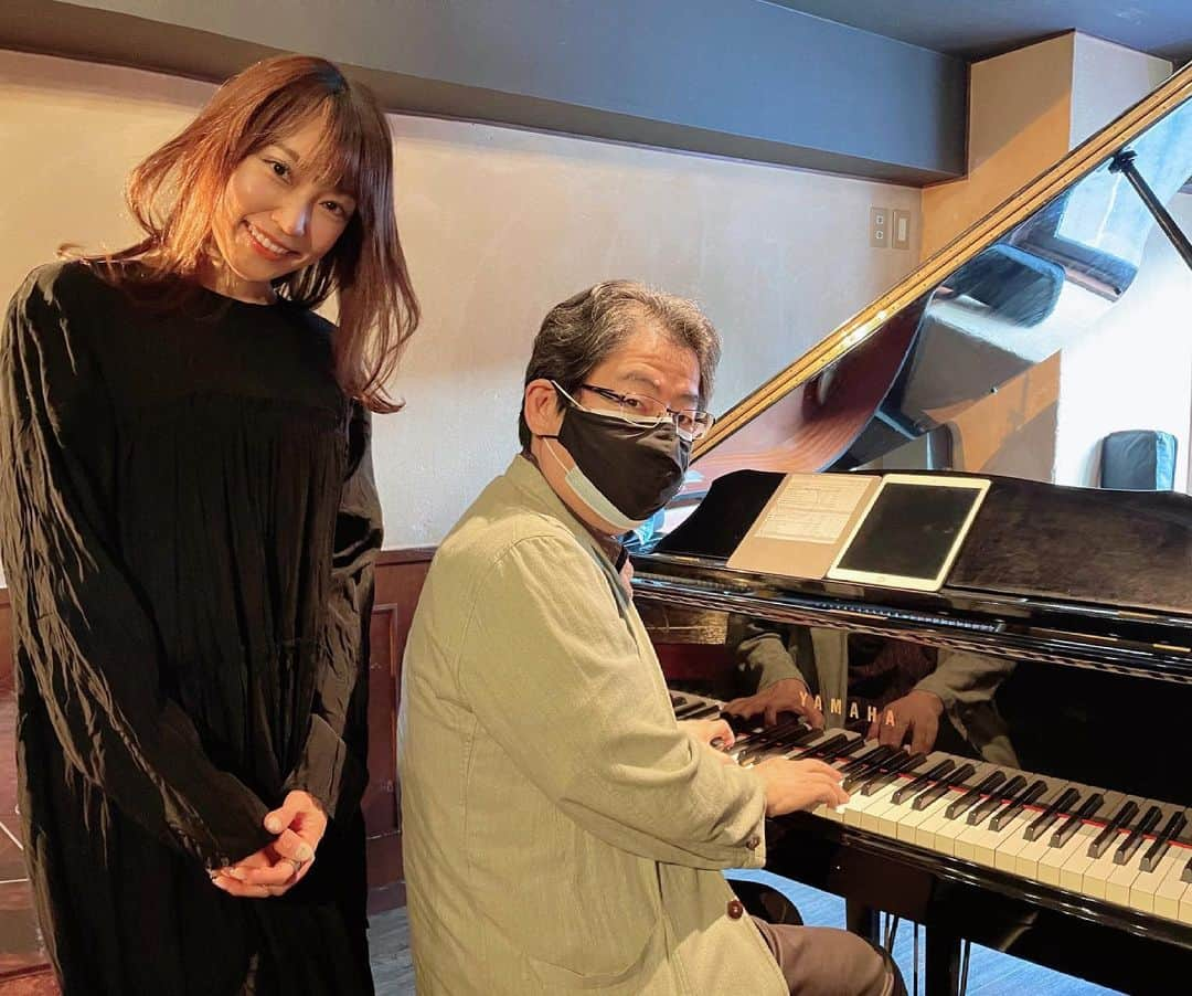 中川祐子さんのインスタグラム写真 - (中川祐子Instagram)「楽しみにしていたJAZZライブ♬に お邪魔してきました〜😆♪ . ジャズシンガー名知玲美さんの歌声は パワフル＆セクシーでめっちゃカッコいい〜😍 ほんと、憧れちゃいます💕 . ピアニストは 私が20代の頃から MCとして10年間レギュラー出演させて頂いた VPのお仕事で大変お世話になった方でもある 青方さん✨ . 今回はピアノの真後ろという 最高の席をご用意いただき、 もう〜、感動ーー‼️🎹😆 . とても贅沢な時間を 過ごさせて頂きました❤️ . 私もいつか こんな素敵なバンドをバックに ライブができる日が来るといいな…♡🎤 なーんて、 人生後半の夢を 密かに抱いてたりします(笑)😝 . #たくさんのパワーを頂きました  #ジャスライブ #ジャズシンガー #名知玲美さん #歌大好きな人と繋がりたい #密かな夢 #歌いたい #憧れのLIVE #40代 #人生後半の楽しみ #mydream #jazzlive #singer #musicispower #音楽は力 #ilovesinging」5月18日 20時50分 - nakagawa.yuko