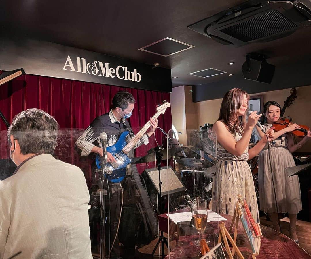 中川祐子さんのインスタグラム写真 - (中川祐子Instagram)「楽しみにしていたJAZZライブ♬に お邪魔してきました〜😆♪ . ジャズシンガー名知玲美さんの歌声は パワフル＆セクシーでめっちゃカッコいい〜😍 ほんと、憧れちゃいます💕 . ピアニストは 私が20代の頃から MCとして10年間レギュラー出演させて頂いた VPのお仕事で大変お世話になった方でもある 青方さん✨ . 今回はピアノの真後ろという 最高の席をご用意いただき、 もう〜、感動ーー‼️🎹😆 . とても贅沢な時間を 過ごさせて頂きました❤️ . 私もいつか こんな素敵なバンドをバックに ライブができる日が来るといいな…♡🎤 なーんて、 人生後半の夢を 密かに抱いてたりします(笑)😝 . #たくさんのパワーを頂きました  #ジャスライブ #ジャズシンガー #名知玲美さん #歌大好きな人と繋がりたい #密かな夢 #歌いたい #憧れのLIVE #40代 #人生後半の楽しみ #mydream #jazzlive #singer #musicispower #音楽は力 #ilovesinging」5月18日 20時50分 - nakagawa.yuko