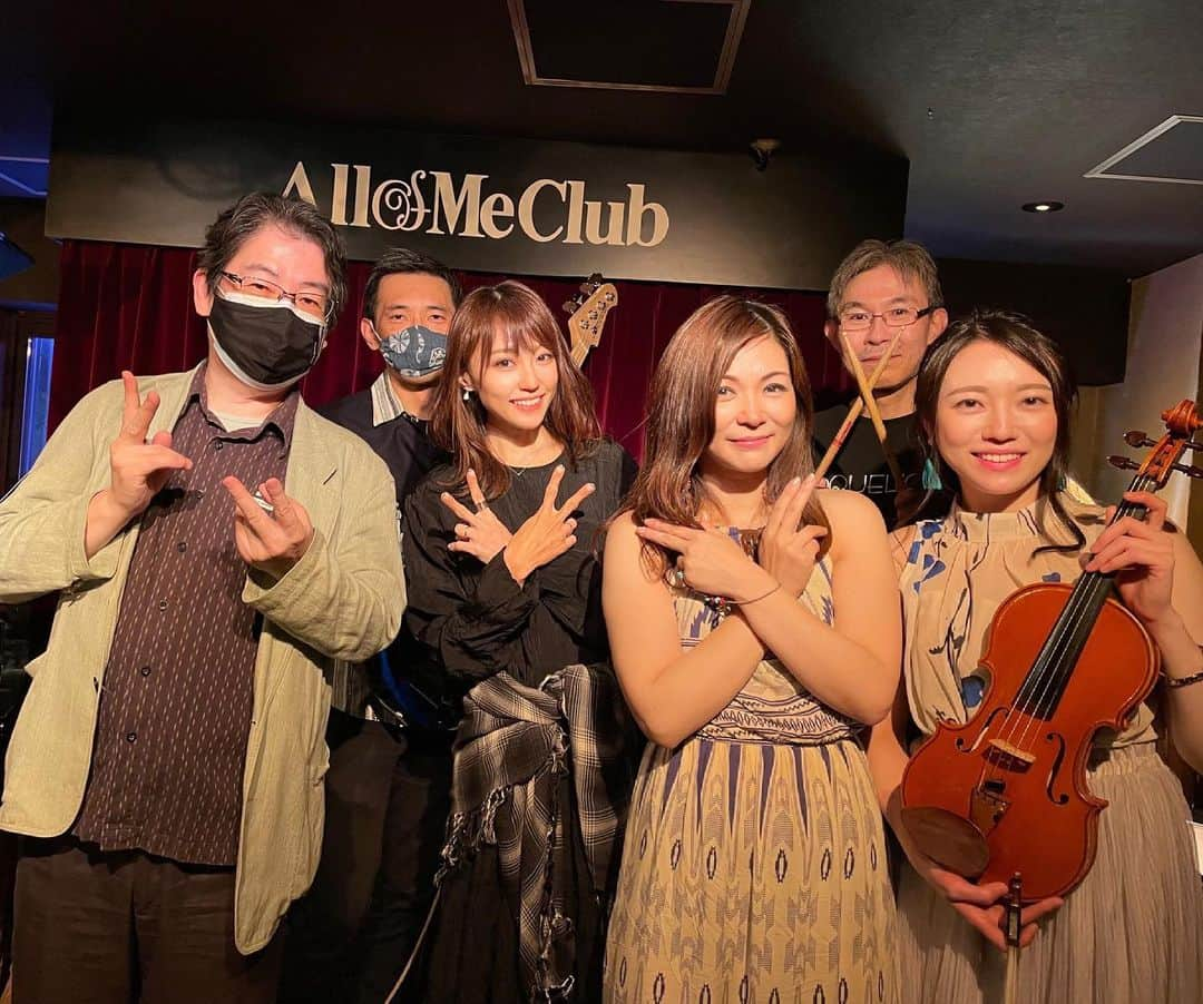 中川祐子さんのインスタグラム写真 - (中川祐子Instagram)「楽しみにしていたJAZZライブ♬に お邪魔してきました〜😆♪ . ジャズシンガー名知玲美さんの歌声は パワフル＆セクシーでめっちゃカッコいい〜😍 ほんと、憧れちゃいます💕 . ピアニストは 私が20代の頃から MCとして10年間レギュラー出演させて頂いた VPのお仕事で大変お世話になった方でもある 青方さん✨ . 今回はピアノの真後ろという 最高の席をご用意いただき、 もう〜、感動ーー‼️🎹😆 . とても贅沢な時間を 過ごさせて頂きました❤️ . 私もいつか こんな素敵なバンドをバックに ライブができる日が来るといいな…♡🎤 なーんて、 人生後半の夢を 密かに抱いてたりします(笑)😝 . #たくさんのパワーを頂きました  #ジャスライブ #ジャズシンガー #名知玲美さん #歌大好きな人と繋がりたい #密かな夢 #歌いたい #憧れのLIVE #40代 #人生後半の楽しみ #mydream #jazzlive #singer #musicispower #音楽は力 #ilovesinging」5月18日 20時50分 - nakagawa.yuko