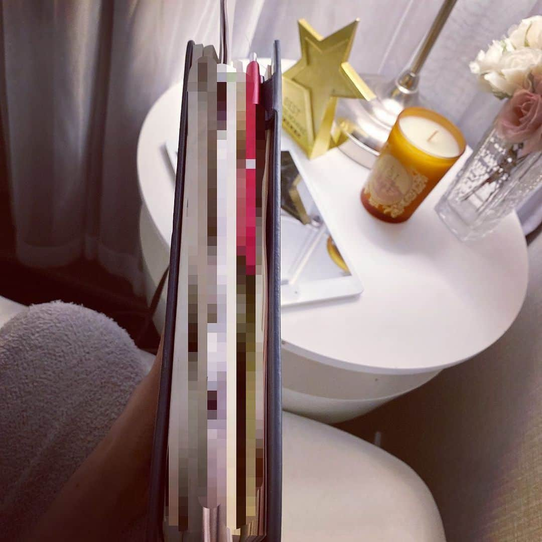 堀未央奈さんのインスタグラム写真 - (堀未央奈Instagram)「📚  最近は寝る前に必ず 台本を読むことを日課にしています😴  繰り返し繰り返し読んで 話を理解しながらいろんなことを ボーっと考える時間🪂  ちなみにこの赤いボールペンは ホットギミックの時に山戸結希監督から いただいた宝物✒️🤍 たくさん書き込んでがんばらねば！  ナイトルーティンは いつか動画で あげたいなと思っています🪞」5月18日 21時00分 - horimiona_official