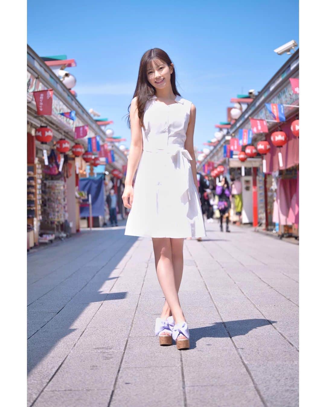 一城あやののインスタグラム：「Asakusa Summer Date😁🎐🌻💛 dress&shoes... @miia_official  photo credit : @tk_pall_mall (@clan.tyo ) (緊急事態宣言前に撮影したものです) . . . . . . . . . . . . . . . . . . . . . . . . . . . . . . #tokyocameraclub  #good_portraits_world  #good_portraits_japan  #indies_gram  #animegirl #anime #japanesegirl  #japan_of_insta  #今日のコーデ  #夏コーデ  #お散歩コーデ #デートコーデ #デート服  #ポートレート  #ポートレート撮影  #ポートレート女子 #カメラマンさんと繋がりたい  #写真撮ってる人と繋がりたい  #作品撮り  #被写体になります  #彼女感 #彼氏目線  #ダレカニミセタイケシキ  #ファインダー越しの私の世界  #東京カメラ部 #女子大生 #大学生 #乃木坂46 #nogizaka46 #乃木坂46好きな人と繋がりたい」