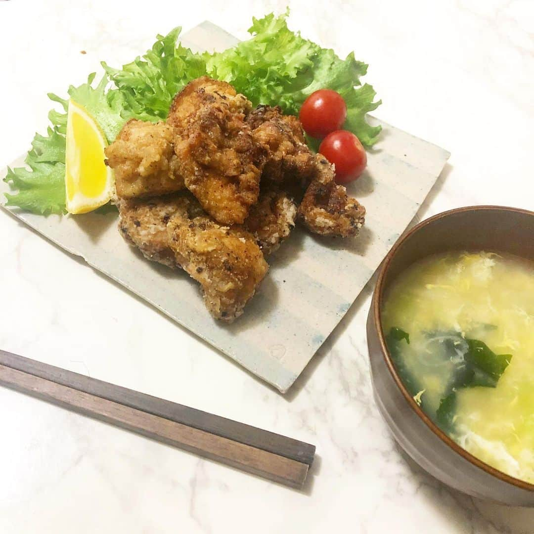 古田ちさこさんのインスタグラム写真 - (古田ちさこInstagram)「🥚🐣🐥  お昼、鶏唐定食にしようと思ったらうたた寝しちゃって夜ごはんの時間になり🍚は控えました。💤  薄力粉は揉み込んで片栗粉を衣にしてみたら 今までで一番の揚がり具合でできた〜〜〜🥰 片栗粉使ってるので竜田揚げという説もある。  冷めてからも味がしっかりで少し明日に残しておくつもりが全部食べちゃった。笑 ご飯抜いてよかった。😂  かきたまスープの味付けはダシダだけでばっちり✨ 牛肉苦手な母がコストコで鶏がらだしと間違えて買ったダシダを引き取りました。 お母さん、パッケージ思いっきり牛さんだよ。。🐮笑  #鶏の唐揚げ#鶏もも肉#鶏肉料理  #鶏から#唐揚げ#からあげ#とりから #古田の自炊記録#おうちごはんlover  #おうちごはん通信#おうちごはん #ダシダ#コストコ購入品#コストコおすすめ  #自炊#自炊女子#自炊部 #かきたまスープ#たまごスープ」5月18日 21時20分 - chisakofuruta