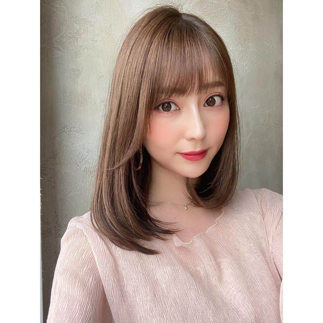 堀尾実咲さんのインスタグラム写真 - (堀尾実咲Instagram)「@afloatruvua で メンテナンスしてきました💇‍♀️  カラーはいつも通り お肌がきれいにみえる感じで 仕上げて頂きました🧸🤍  カットも小顔カットに✂︎  さらに トリートメントで ちゅるちゅるに☺️  大満足です😌✨  担当は古川さん( @chanshin1103 )🌿  今回もありがとうございました👶  #beauty #hair #hairstyle #haircolor #haircut #hairsalon #tokyo #shinjuku #afloat #afloatruvua #coreanstyle #spring #springstyle #美容院 #美容メンテナンス #ヘアサロン #ヘアスタイル #東京美容院 #新宿美容院 #東京ヘアサロン #新宿ヘアサロン #アフロート #アフロートルヴア #韓国ヘア #ヨシンモリ#ベージュカラー #アッシュカラー #アッシュ #新宿 #春」5月18日 21時56分 - misaki.horio