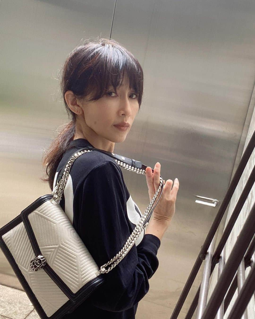 工藤静香さんのインスタグラム写真 - (工藤静香Instagram)「今日は微妙なお天気でしたね。 汗をかかずに済んだので、お散歩からのお仕事。靴とバッグを替えるのみ😊 同じコーディネートでも楽しめますね。  撮影の時のみマスクを外しています🙏」5月18日 13時24分 - kudo_shizuka