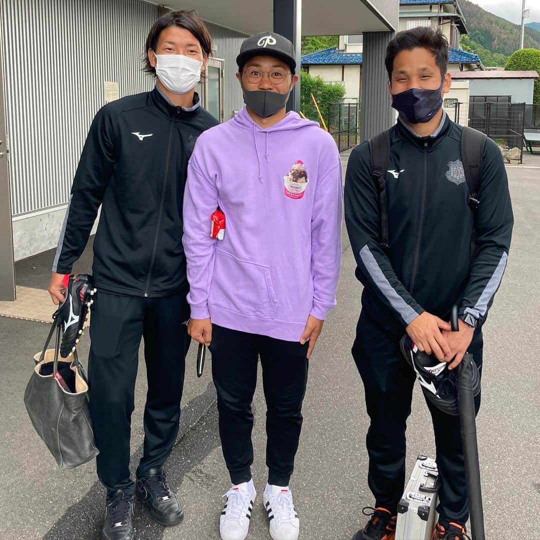 のインスタグラム：「👈fc岐阜の時に一緒だったフミ。 何も変わってないし、いじられるのは完全にあいつ(@i_daichi22 )のせい。  👉高校時代の先輩しばっさんはヴァンフォーレ甲府のトレーナーです。 東京ヴェルディの福村(@takayuki.fukumura16 )さんと同期ですね！  色んな形でまた出会えるのは素晴らしい事ですね！！😎💪  #松本山雅 #ヴァンフォーレ甲府 #fc岐阜 #大阪桐蔭」