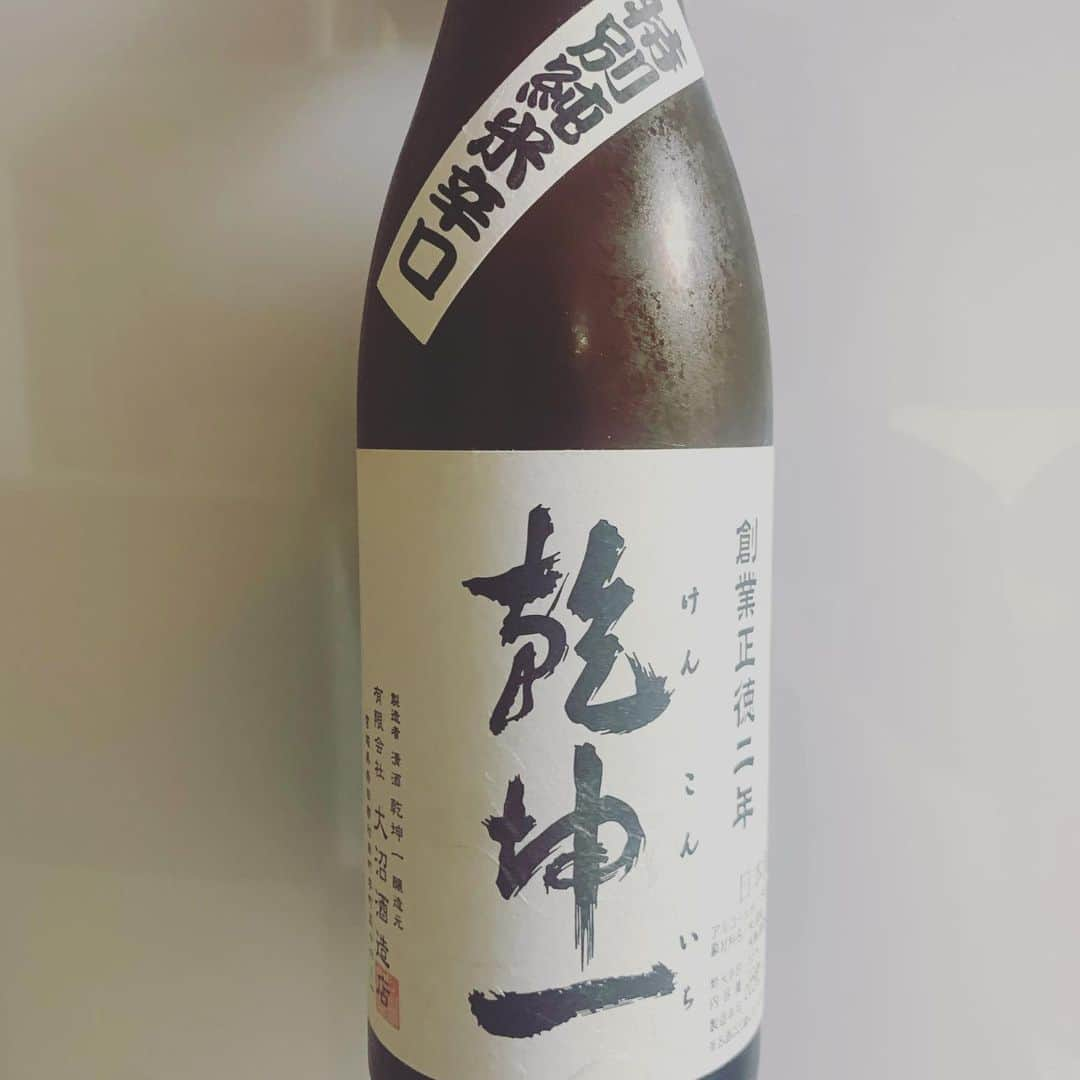 緑川静香さんのインスタグラム写真 - (緑川静香Instagram)「【しーたん日本酒録】﻿ ﻿ 大沼酒造店@宮城﻿ 乾坤一 特別純米 辛口﻿ ﻿ 飯米ササニシキを使用したキレキレ食中酒。﻿ ﻿ 最近急に暑くなってなんだか食欲もなくなっちゃう、そんな時これを飲めばあら不思議、口の中が毎回リセットされて食事がどんどん進んじゃうわ。﻿ ﻿ #しーたん日本酒録 #唎酒師 #日本酒 #日本酒女子 #大沼酒造店 #宮城 #乾坤一 #特別純米辛口 #sake #japanesesake #sakestagram #sakebottle #일본술 ﻿ #しーたん日本酒録特別編 #ゲストは #木下ほうか さん #鳥越アズーリfm のレギュラー番組 #ほうか道r のアシスタントを務めさせて頂いております #前回は日本酒を紹介させていただき飲みながらのトーク #ほうかさん好きそうな日本酒をチョイスしました😊 #毎週火曜18時〜ぜひ観てね #さてこの日本酒は #米の旨味もしっかり感じられながら #後味すっっっきり #派手さがない分万能なんです #飲み飽きせんのよね #うふふのふ」5月18日 15時18分 - midorikawa_shizuka