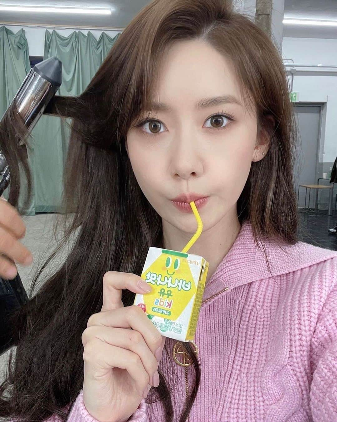 ユナさんのインスタグラム写真 - (ユナInstagram)「일할때도 먹어 바유🥛 #키즈말구뚱빠주세여💛」5月18日 15時40分 - yoona__lim