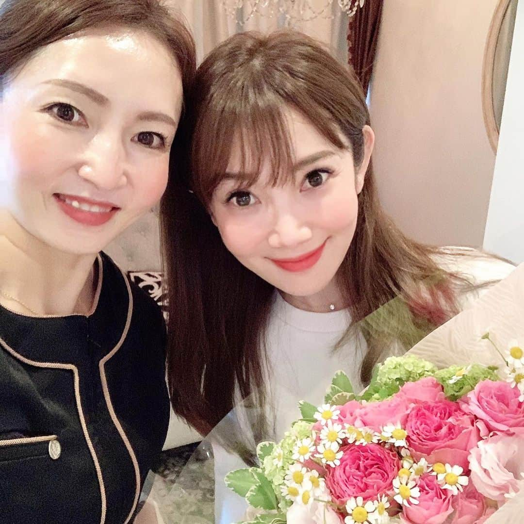 吉田美紀さんのインスタグラム写真 - (吉田美紀Instagram)「・ ・ いつものハイパーシェイプ→ハイパーナイフの後に スーパーデトックス効果がある ノンFエナジープレミアムのタラソパックをしたら どうしよう…汗が止まらない🤣 ・ 浮腫みが取れて背中が一回り小さくなりました♡ これ！（画像4枚目▶️） ・ ◯セルライト分解 ◯脂肪燃焼 ◯筋肉疲労緩和 ◯血流促進 ・ 夏に向けての駆け込み美容に本当にオススメ✔️ ・ お部屋に通していただいたら ベッドの上に素敵なお花が…･:*+. ・ ピンクの素敵なブーケ💐 嬉しかったなぁ♡ ・ 技術はもちろん、お人柄もとっても素敵な @emiemhappy  ・ 人気セラピストでなかなか予約が取れないのも納得です♡ ・ エミちゃん、ありがとうございました✨✨ ・ @licesthetic  #beauty #beautysalon #diet #cellcure #cellcure4tplus #リックエステティックサロン #ゴッドハンド #痩身 #痩身ケア #ダイエット #エステ #エステサロン #美容 #麻布十番 #アンチエイジング #40代 #40代ダイエット #40代女子 #美肌 #美肌ケア #美顔器 #セルキュア #セルキュア4tplus #タラソパック」5月18日 15時33分 - miki__yoshida