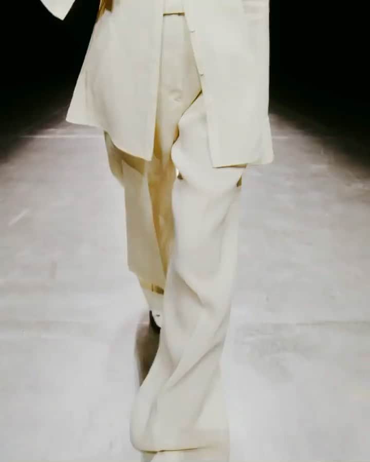 レクレルールのインスタグラム：「Stepping into the first days of summer with #jilsander new men’s and women’s spring/summer collection, available at Leclaireur.  #leclaireur #leclaireurboissy #womenswear #fashion #readytowear #beigeaesthetic #summeroutfit #conceptstore #design #fashiondesign #minimalism #monochromeoutfit #menswear #ss21 #jilsanderss21 #summercollection」