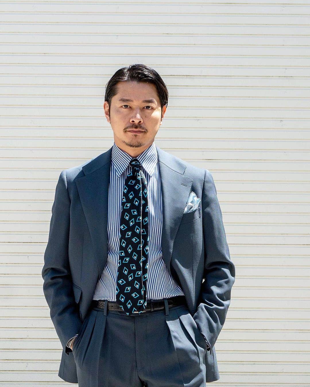 高田朋佳のインスタグラム：「Modern Asian Suits Style. @paulstuartjapan の今季のコレクションラインのスーツは展示会でこの何とも言えない色を見て即購入を決めました。 シャツは @international_gallery_beams で扱っていたフランスのTHUILLIERのもの。 タイは 英国の @vannersmill の生地を使った @beams_f オリジナル。 ベルトはもう15年以上前に購入したTessのクロコベルト、ベルトのバックルはシルバー925で当時でもかなり高額でしたが15年も使えば元は取れている気がします… アメリカからフランス、英国、イタリアまで全てミックスしていますがそれも僕らしいし、モダンアジアンな着こなしかな？と思ってます。  ———————————————————————— #modernsuitsstyle #modernasian #crossover #stylewithcolonyclothing #luxuryresort #luxuryresortwear  #dressstyle #elegantstyle #modernclassicstyle #newclassicstyle #fashion #mensfashion #mensdressstyle #suitsstyle #dapperstyle #takadachannel」