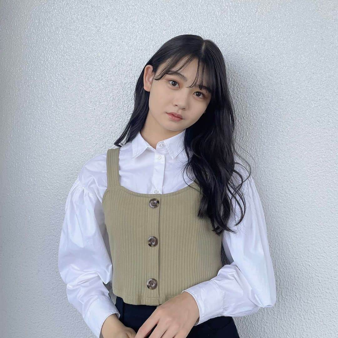 安村真奈のインスタグラム：「オリーブカラー可愛い~🤍🫒  #gu_for_all  #GUstyle #gupr #ビスチェ #フロントボタンビスチェ」