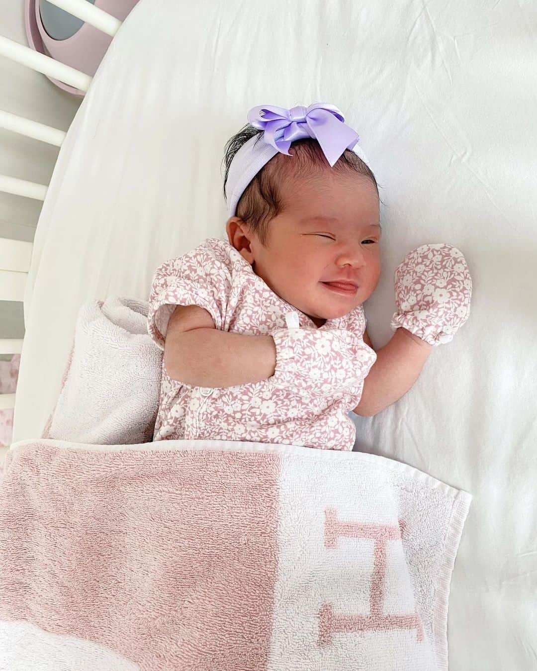 ヴァネッサみどりさんのインスタグラム写真 - (ヴァネッサみどりInstagram)「Hi I’m Melody 🦄💕  I turned one week old yesterday 🌸☺️ 昨日で生後1週間になりました💕 メロちゃんです🎀✨ 像媽媽？像爸爸？😆」5月18日 16時36分 - midoritakechi