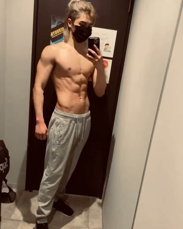 原田デイビッドのインスタグラム：「Slowly improving on my fitness journey✌️  少しずつちかずいてる。🔨  #gym  #fitness #fitnessmodel ##ジム #ボディー　#ボディメイク #フィットネス #フィットネスモデル  #フィットネス男子 #배우 #외국인배우 #흑인배우 #모델 #외국인모델 #흑인모델 #dancer #ulzzang #fashion #melanin #malemodel  #model #photoshoot #모델 #모델잉 #흑인  #룩북 #피팅모델 #서을 #오오티디 #개스팅」