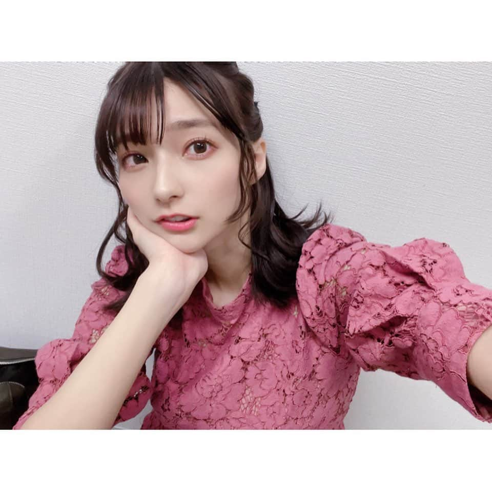 高野麻里佳さんのインスタグラム写真 - (高野麻里佳Instagram)「. . #ゴージャス動画 今日も撮影してきました〜♪ . 髪が伸びてきたので ボブ時代に着てた服も、 違うイメージで着られて嬉しい！ 一度着ちゃった服も処分せずに とっておいて良かった〜 . . 映えるデザインは印象に残りすぎて 逆に何回も着られないから 1、2回着たら寄付や譲渡してます。 . 「もう着ることはないかも」 「売るのは面倒だけど、捨てるのは勿体ない」 って思う方には特に寄付がオススメ！ . 世界のどこかでリユースされたり その素材を使って誰かの力になるかもしれない！ そう思うと、大切な服とも 気持ち良くサヨナラできるんだ☺︎ …と私はそう思っている！ . .」5月18日 22時08分 - marika_kohno