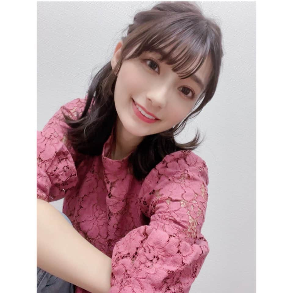 高野麻里佳さんのインスタグラム写真 - (高野麻里佳Instagram)「. . #ゴージャス動画 今日も撮影してきました〜♪ . 髪が伸びてきたので ボブ時代に着てた服も、 違うイメージで着られて嬉しい！ 一度着ちゃった服も処分せずに とっておいて良かった〜 . . 映えるデザインは印象に残りすぎて 逆に何回も着られないから 1、2回着たら寄付や譲渡してます。 . 「もう着ることはないかも」 「売るのは面倒だけど、捨てるのは勿体ない」 って思う方には特に寄付がオススメ！ . 世界のどこかでリユースされたり その素材を使って誰かの力になるかもしれない！ そう思うと、大切な服とも 気持ち良くサヨナラできるんだ☺︎ …と私はそう思っている！ . .」5月18日 22時08分 - marika_kohno