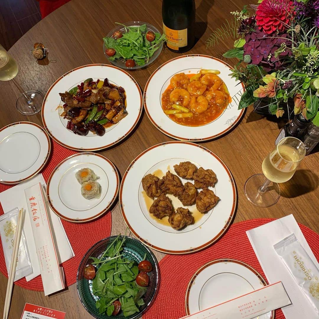前田典子さんのインスタグラム写真 - (前田典子Instagram)「先日のおうちディナー 四川料理が食べたいと 主人からのリクエストがあり  #高級フードデリバリー @foode.jp  #フーディー  で #重慶飯店　の中華をオーダーしました❣️  #高級レストランの #一流シェフが作った #アツアツのお料理が #おうちで食べられるなんて#最高😆💕  温かいまんま届くので♨️レンジでチンする必要もなくそのままお皿へ盛り付け👌  #緊急事態宣言中　なので  外食して乾杯も出来ないないしどうしようかなぁと 思ってだけど #おうちディナー　にして正解 #還暦祝いの乾杯🥂㊗️できて良かった🎉  配達も時間通りに届けていただきノンストレス #素晴らしい👏🏍  和牛サーロインの唐辛子🌶肉がめちゃ柔らかかったよ😋 海老チリのエビが立派🦐でした❤️  ホテルの高級レストランや有名店からデリバリーできるって　@foode.jp 凄い👏💕  #マエノリグルメ #おいしかった😋  #ネットから　簡単にオーダーできる #グルメ#美食#贅沢#記念日」5月18日 16時44分 - maenorichang