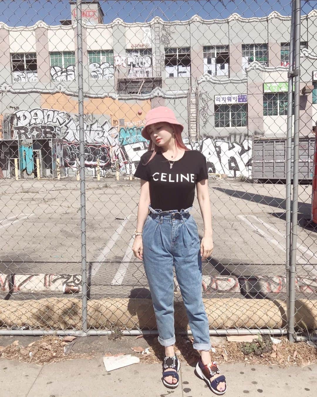 平子理沙さんのインスタグラム写真 - (平子理沙Instagram)「LAのコリアンタウンにて😊 今日は買ったばかりの@topshopのmom jeans を履いてみました。 サンダルは@rogervivierのもの。 LAに来る前に悩んでいたサンダルも買ってしまいました❤️ #LA#lifestyle #fashion #beauty #risahirako #平子理沙」5月18日 16時44分 - risa_hirako