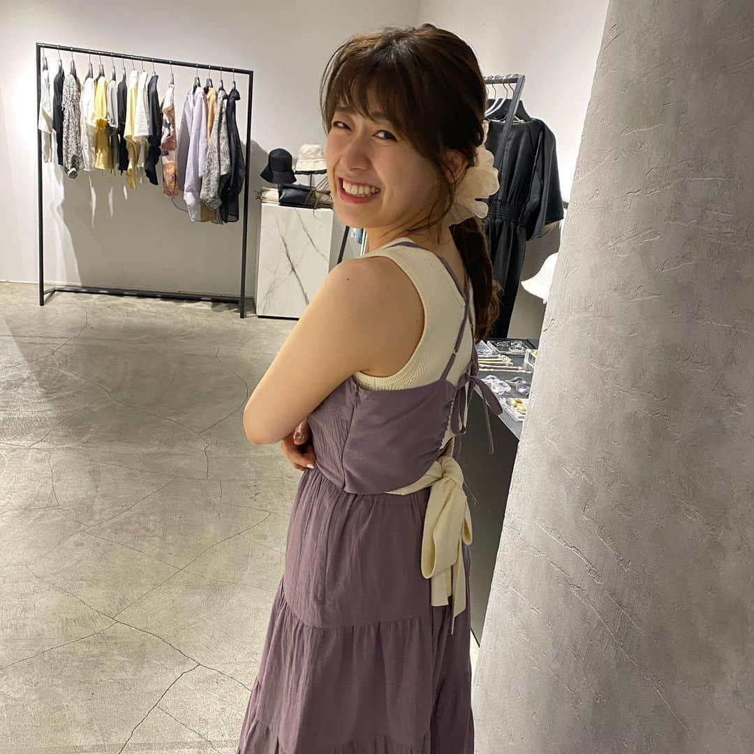 尾崎里紗さんのインスタグラム写真 - (尾崎里紗Instagram)「ヒルナンデス コーデバトルご覧頂き ありがとうございました！  ふだん服を選ぶ時は、肌見せしない&二の腕は極力隠すので、今回はかなりの挑戦でした！！🤢  コーデを組んでくれた吉田朱里さんはZIPで一度取材させて頂いたぶりの共演。相変わらずキラキラしていて、すごーく優しい方でした🌼リベンジを誓ったので、またご一緒出来ますように💪 . #ヒルナンデス #ピクニックコーデ #お気づきでしょうか #忍法 #二の腕隠しの術🥷 #夏本番までにキュッとさせたいですねぇ💪」5月18日 16時50分 - ozaki.risa