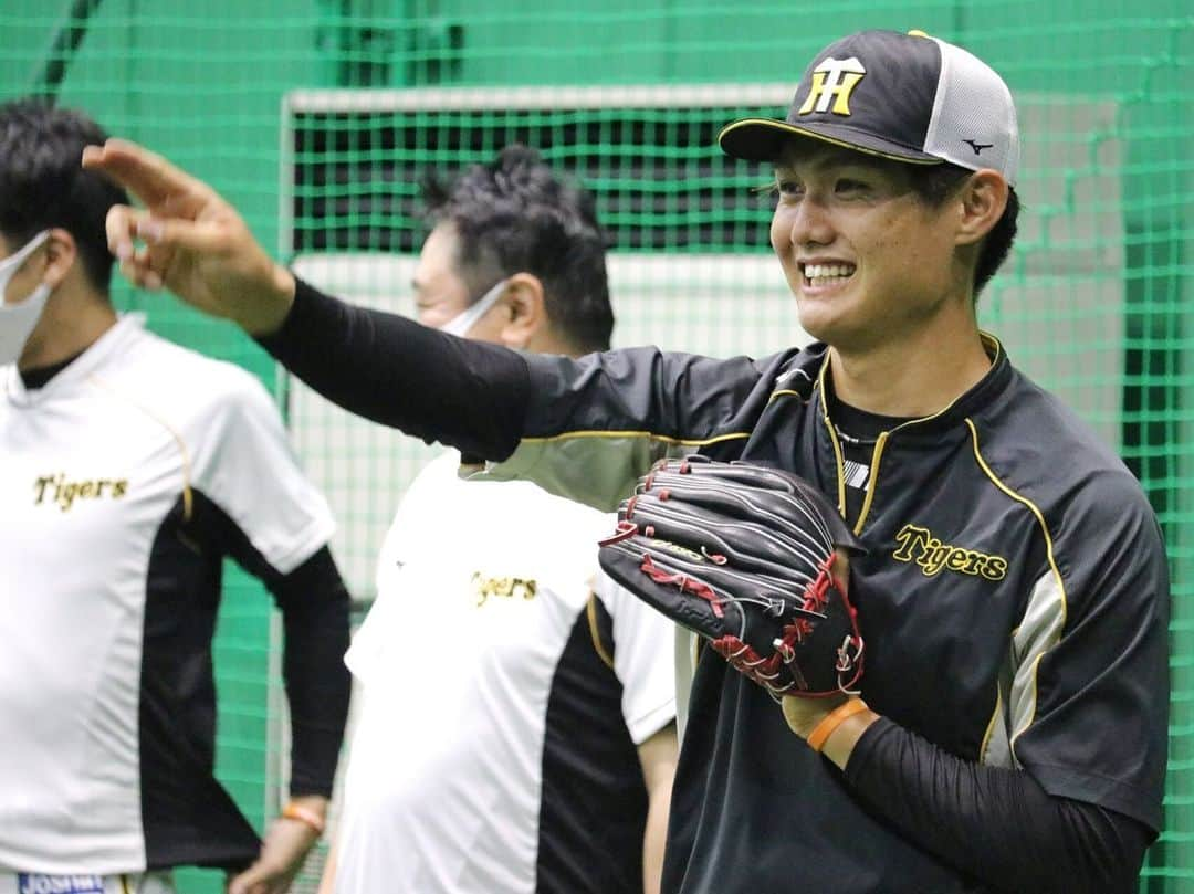 阪神タイガースさんのインスタグラム写真 - (阪神タイガースInstagram)「今日からは、甲子園でヤクルトとの3連戦‼︎ 試合前練習の様子です！  #西純矢 選手#ジョーガンケル 選手#守屋功輝 選手#熊谷敬宥 選手#佐藤輝明 選手 #阪神タイガース#挑超頂」5月18日 16時59分 - hanshintigers_official