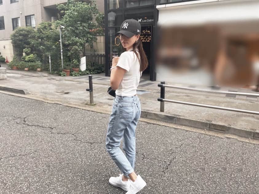 平大路えみさんのインスタグラム写真 - (平大路えみInstagram)「なんでもっとオシャレな壁とか道とか探して撮らなかったかなぁと思ってる☁️」5月18日 17時10分 - emyrinth