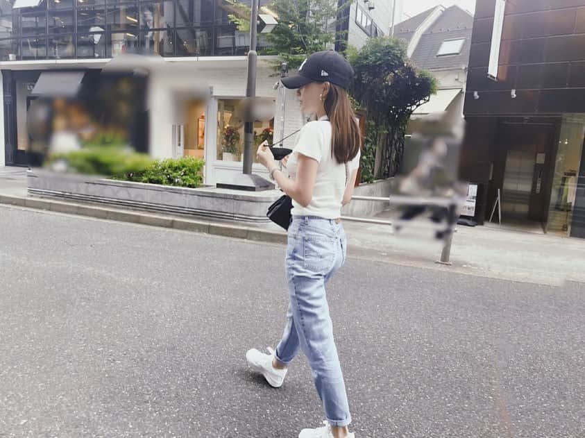 平大路えみのインスタグラム：「なんでもっとオシャレな壁とか道とか探して撮らなかったかなぁと思ってる☁️」