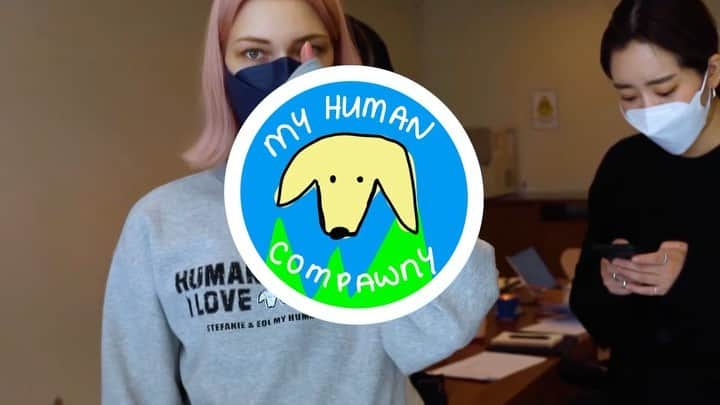 ステファニー・ミチョヴァのインスタグラム：「지난 몇달간 EQL Studio과 'My Human Company' 라는 브랜드를 디자인 하게 되었습니다.   꼬미와 쪼꼬미에게 영감을 받았고, 우리는 항상 '우리 강아지' 라고 말을하지만 강아지가 주인공인 세상을 생각해 봤어요. 강아지가 CEO고 우리는 다 직원인거죠. 강아지들은 사람들을 'My Human' 이라고 부를 것이고요.    저는 'My Human Company' 에서 배변 부서에서 일하고, 빈지노는 간식 부서에서 일해요 ㅋㅋ 여러분은 어떤 부서에서 일하고 싶으신가요?    진심으로 제 마음, 시간과 에너지를 담아 준비한 프로젝트이고 여러분의 반려동물들과 즐겨줬으면 좋겠어요.    오늘 온라인에서 판매를 시작하고, "꼬미's CEO Office' 오프라인 팝업을 5월 21일 부터 여의도 더 현대 서울에서 진행 할 예정이에요.  www.eqlstore.com  🐶🐶🐶🐶  For the last few months I have been working with EQL Studio to design the brand ‘My Human Co.’ I got inspired by our dogs Ggomi and Baby, because when we call our dog. We say ‘my dog’. But in this world, the dogs run the show. They are the CEO’s and we are all employees in their company. They would call us ‘My Human’. In the ‘My Human Compawny’ I definitely work in the waste management department and Sung Been in the treat department. Haha. What department do you work in?  I have been putting all my heart, time and energy into this and I hope you enjoy the brand with your pet. Available online starting TODAY. And we also prepared a pop up store ‘Ggomis CEO office’ starting on 05/21 at the new Hyundai mall in Yeouido, South Korea.  EQL Studio X Stefanie Michova   MY HUMAN CO. REPORT  EQL Studio는 시대와 호흡하는 동시대의 트렌디한 인물/브랜드의 협업을 통해 자체 제작한 익스클루시브 상품을 출시합니다.  그 첫 번째 주인공으로, 포토그래퍼 스테파니 미초바 @stefaniemichova와 함께한 스토리 MY HUMAN CO. REPORT를 공개합니다.  반려견 '꼬미 & 쪼꼬미'가 운영하는 MY HUMAN CO.에서 성실하게 일하는 직원 스테파니 미초바. 그녀의 업무 보고서를 지금 바로 EQL Studio에서 만나보세요.   #EQLSTUDIO #EQLSTUDIOXSTEFANIEMICHOVA #MYHUMANCO#이큐엘스튜디오 #스테파니미초바 #콜라보레이션」