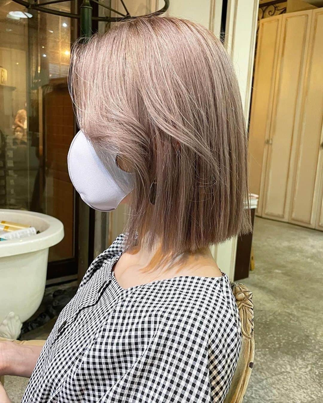 Arisaさんのインスタグラム写真 - (ArisaInstagram)「new color. ハイトーン専門ばりの @kyo_hair さんにオンカラーだけで仕上げてもらった神カラー❤️  場所が分かりづらかったけど、辿り着けた😂！そしてめちゃくちゃオシャレな店内だった🥰  今回は少し色味を。 パープルとピンクmix. 来月はリタッチブリーチとオンカラーお願いしようかな☺️  洋服は @wclosetwearsinc  リップは @kate.tokyo.official_jp リップモンスターpinkbanana  #ハイトーン#ブリーチ#ブリーチカラー#透明感カラー#韓国ヘア#切りっぱなしボブ#原宿ヘアサロン#ハイトーンピンク#ハイトーンベージュ#パープルヘアー」5月18日 18時47分 - saarariii