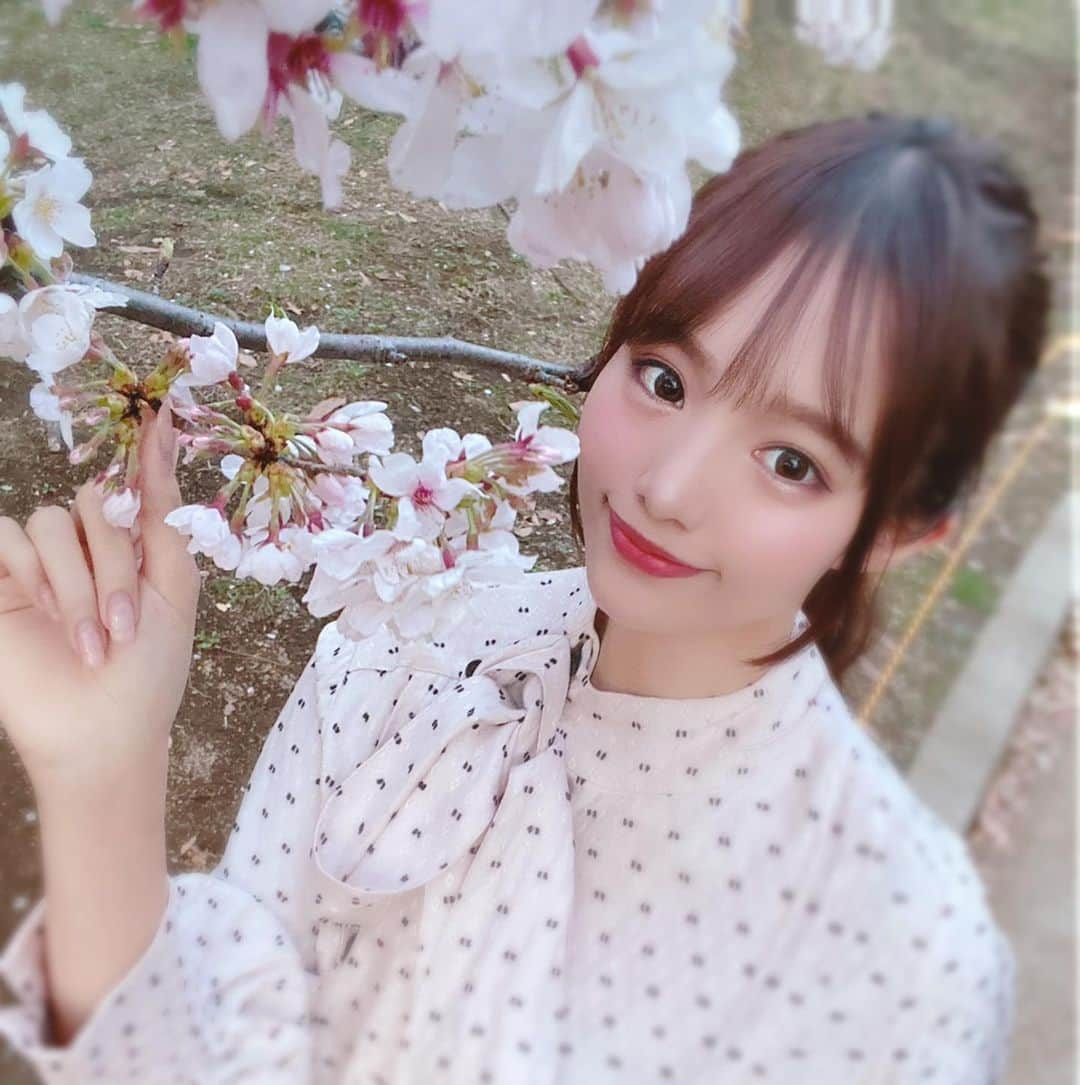 涼美ほのか（君色花音）のインスタグラム：「ちょっと季節外れだけど…🌸  #写真#photo#エモい#av女優#av#japan#discovertokyo#自撮り#粉我#时装#漂亮#化妝品#좋아요#팔로우#아웃핏#패션#머리스타그램#메이크#전신샷#오늘의훈녀」