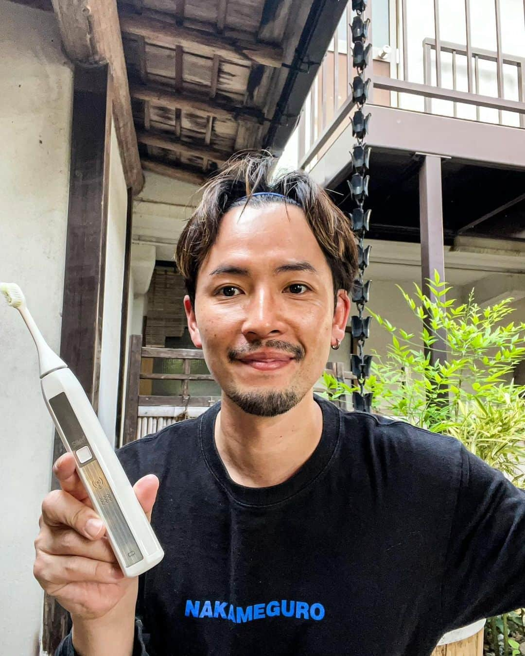 小柳津林太郎さんのインスタグラム写真 - (小柳津林太郎Instagram)「ご縁があって、シルキンWAVEという、RF（高周波）電動歯ブラシを使いはじめているのですが、これがなかなかすぐれもの。そもそも僕自身、昔からホワイトニングや万病の元となる歯周病対策には敏感な方だったのですが、なかなか電動歯ブラシが続かずでした。シルキンWAVEだと強くゴシゴシしなくても、優しく歯と歯茎に当てるだけで、しつこい汚れが気持ちよくとれるので、とてもオススメです。  歯医者に頻繁に通うのが苦手なタイプなので、おうち時間が伸びるなか、高いレベルのセルフケアアイテムに巡り合えたことで、QOLが高まります。ホワイトニング、口臭対策、歯周病対策などあわせ技で一石三鳥かと。皆さん是非。  #シルキンwave #silknwave #シルキン #おうちじかん #ホワイトニング #口臭対策 #歯周病対策 #セルフケア #電動歯ブラシ#PR」5月18日 19時02分 - rinsta_gram1002