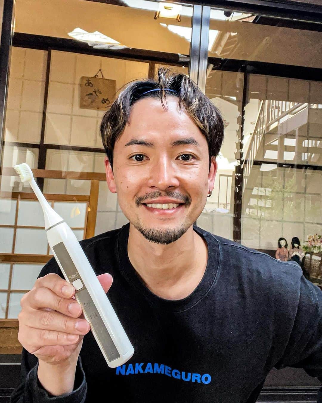 小柳津林太郎のインスタグラム：「ご縁があって、シルキンWAVEという、RF（高周波）電動歯ブラシを使いはじめているのですが、これがなかなかすぐれもの。そもそも僕自身、昔からホワイトニングや万病の元となる歯周病対策には敏感な方だったのですが、なかなか電動歯ブラシが続かずでした。シルキンWAVEだと強くゴシゴシしなくても、優しく歯と歯茎に当てるだけで、しつこい汚れが気持ちよくとれるので、とてもオススメです。  歯医者に頻繁に通うのが苦手なタイプなので、おうち時間が伸びるなか、高いレベルのセルフケアアイテムに巡り合えたことで、QOLが高まります。ホワイトニング、口臭対策、歯周病対策などあわせ技で一石三鳥かと。皆さん是非。  #シルキンwave #silknwave #シルキン #おうちじかん #ホワイトニング #口臭対策 #歯周病対策 #セルフケア #電動歯ブラシ#PR」