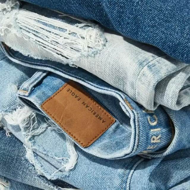 アメリカンイーグルのインスタグラム：「毎日履いても飽きないデニムはどんなタイプ？ ジーンズ👖が好きな方は、コメントしてね 🙋  今すぐNEWサマージーンズをチェック！🛒 レディース：https://bit.ly/2SDCP3s メンズ：https://bit.ly/3hndiWH  公式LINEをフォローしてスペシャルオファーなど様々な情報をゲットしましょう！☺  #AExME #AEJeans #AE #americaneaglejp #アメリカンイーグル」