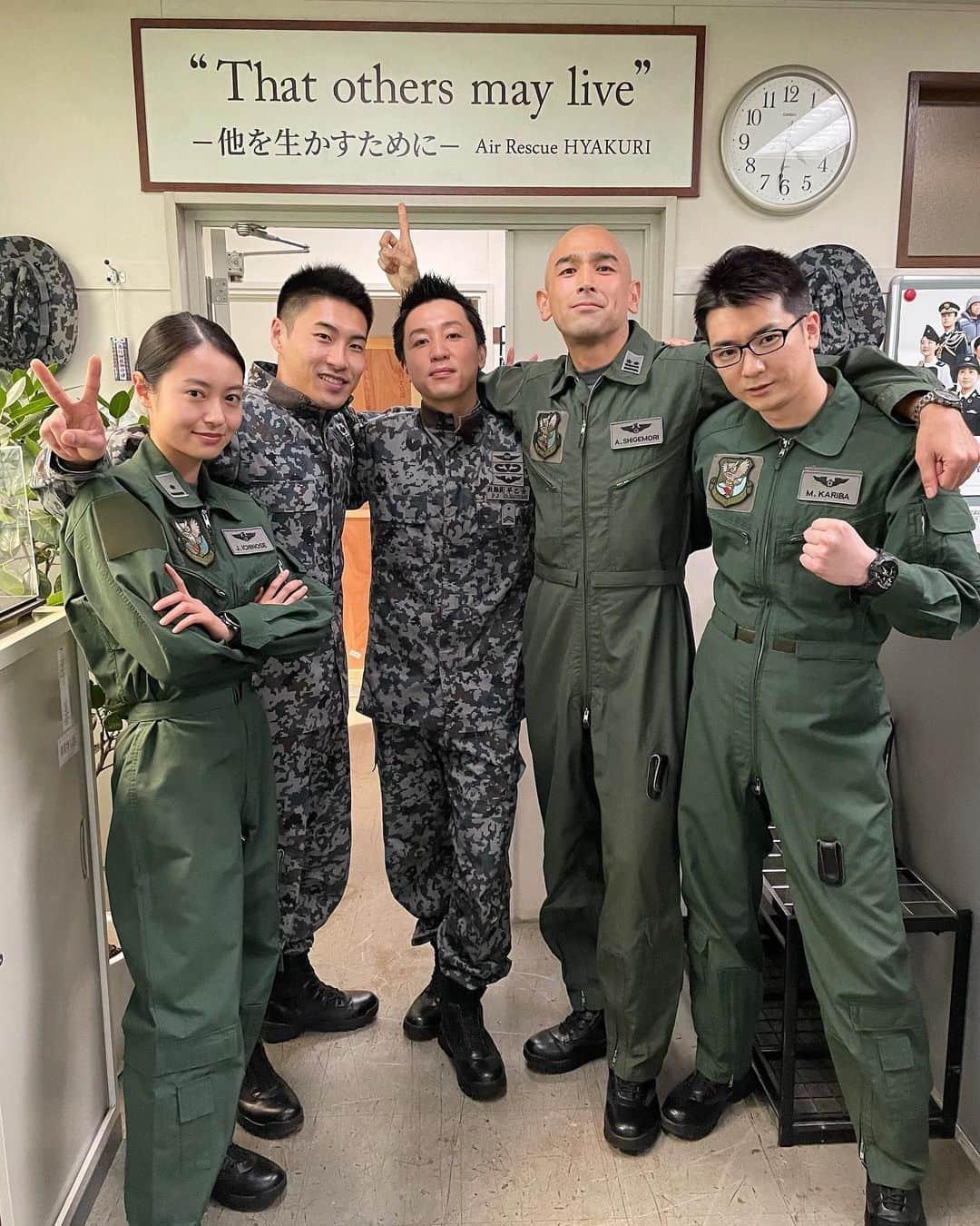 リコカツさんのインスタグラム写真 - (リコカツInstagram)「💍  チーム航空自衛隊オフショット✔︎  【That others may live -他を生かすために-】の前で🤳  日々、"他を生かすため"に危険と隣り合わせで活動している皆さん👩🏻‍✈️🧑🏻‍✈️ 現場でのチームワークはもちろんバッチリです🛩  #リコカツ #田辺桃子 #菅原卓磨 #池田大  #吉田涼哉 #柴田勇貴」5月18日 19時06分 - rikokatsu_tbs