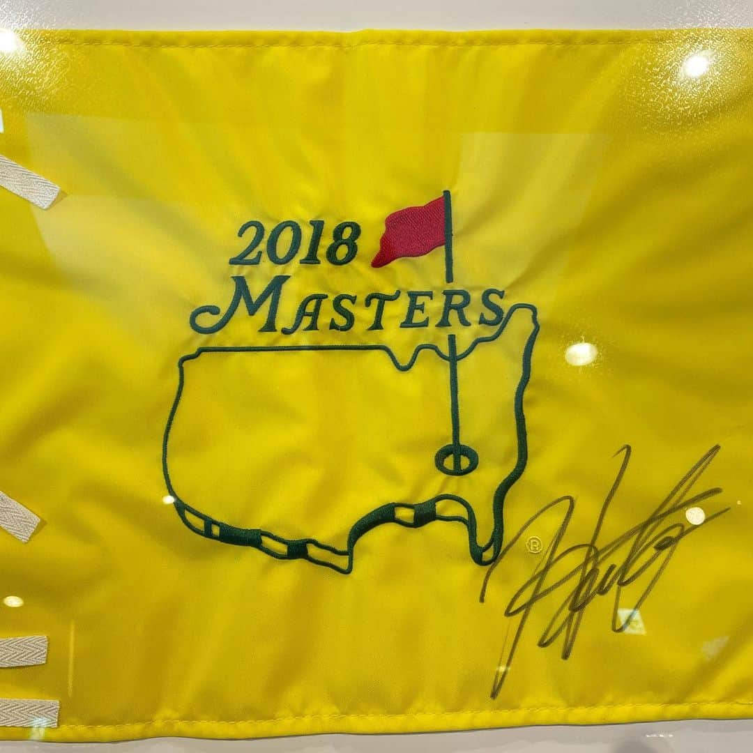 星野英正さんのインスタグラム写真 - (星野英正Instagram)「２０２１年 、 Masters champion松山英樹からサイン入りフラッグが届きました〜😆 、 2018年のフラッグもあるが、サインの位置が違う🧐 、 何故サインの位置が違うか？わかるかな⁇ 、 🏆🏆🏆 、 宝物だなぁー☺️ 、 英樹ありがとう😊👍 、 、 、 #マスターズ#Masters#2021年#マスターズチャンピオン#松山英樹#ゴルフ#プロゴルファー#東北福祉大学ゴルフ部#ダンロップ#ダンロップスポーツ#ダンロップスポーツゴルフ」5月18日 19時10分 - hidemasa_hoshino