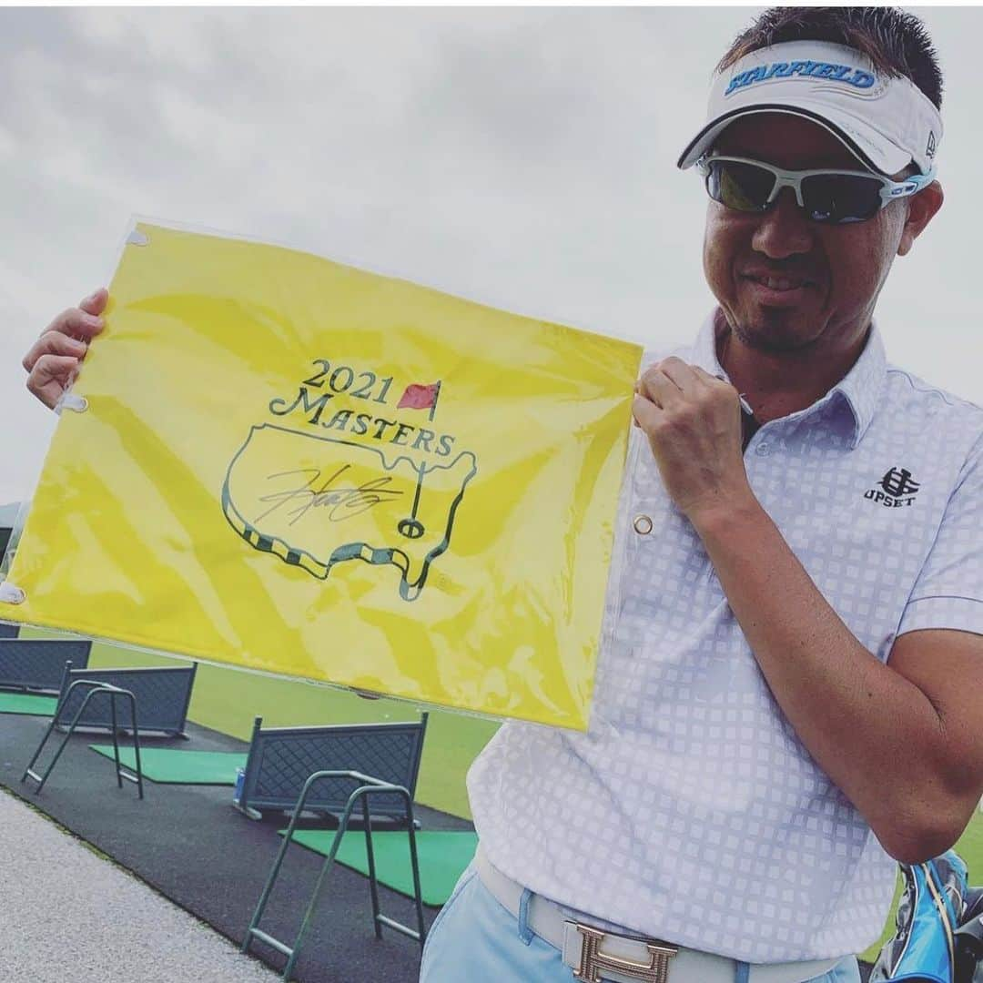 星野英正さんのインスタグラム写真 - (星野英正Instagram)「２０２１年 、 Masters champion松山英樹からサイン入りフラッグが届きました〜😆 、 2018年のフラッグもあるが、サインの位置が違う🧐 、 何故サインの位置が違うか？わかるかな⁇ 、 🏆🏆🏆 、 宝物だなぁー☺️ 、 英樹ありがとう😊👍 、 、 、 #マスターズ#Masters#2021年#マスターズチャンピオン#松山英樹#ゴルフ#プロゴルファー#東北福祉大学ゴルフ部#ダンロップ#ダンロップスポーツ#ダンロップスポーツゴルフ」5月18日 19時10分 - hidemasa_hoshino