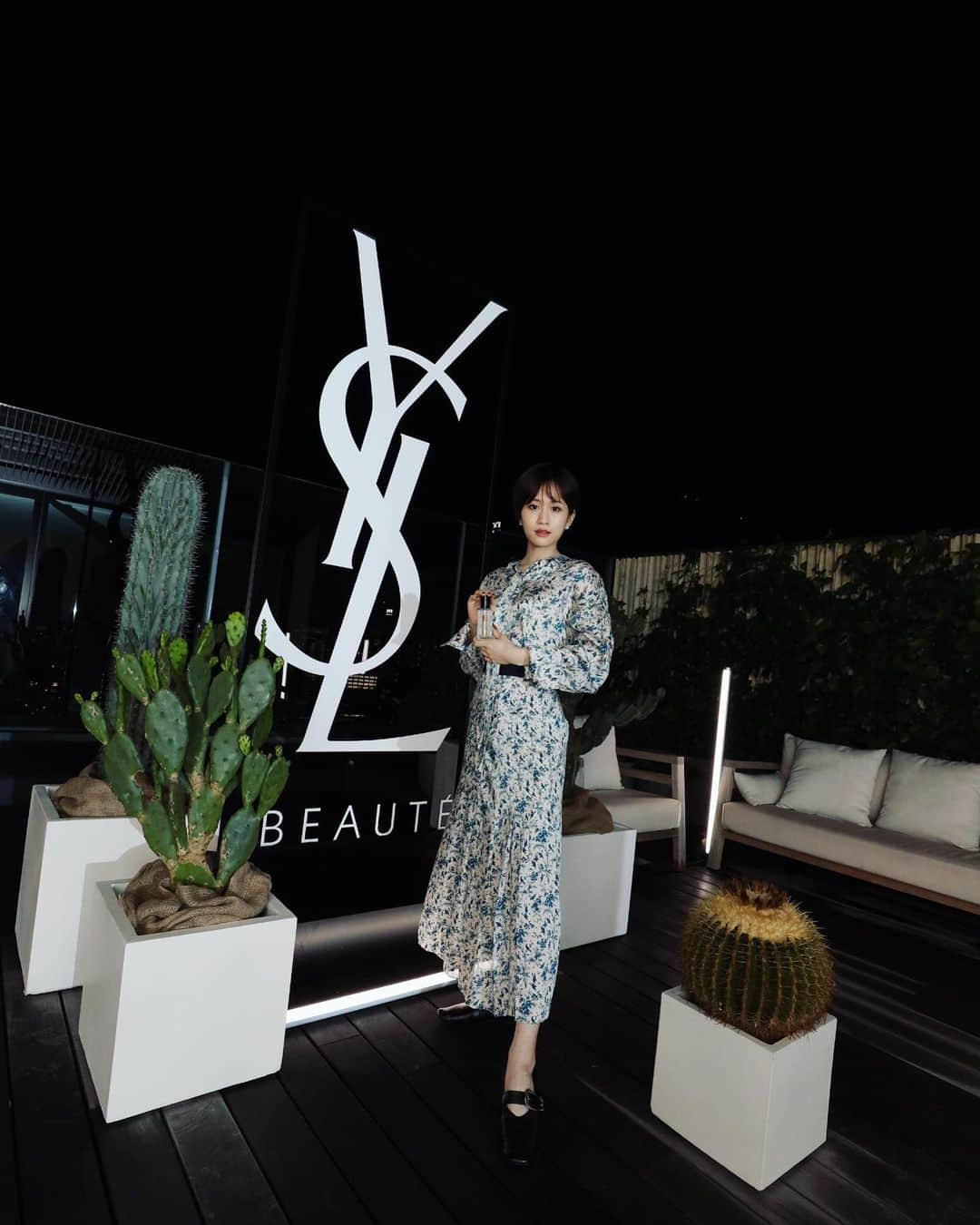 前田敦子さんのインスタグラム写真 - (前田敦子Instagram)「. 【YSL BEAUTY “PURE SHOTS” EXCLUSIVE SALON】 にいってきました。✨ ピュアショットを使い始めてから劇的に、 メイクノリが良くなり、 毎日のスキンケアの時間が楽しくなりました。 スキンケアは大事に、しっかりが最近の楽しみです☺️ @yslbeauty #pureshots #ピュアショットナイトセラム #pr  衣装は #VVB」5月18日 19時29分 - atsuko_maeda_official