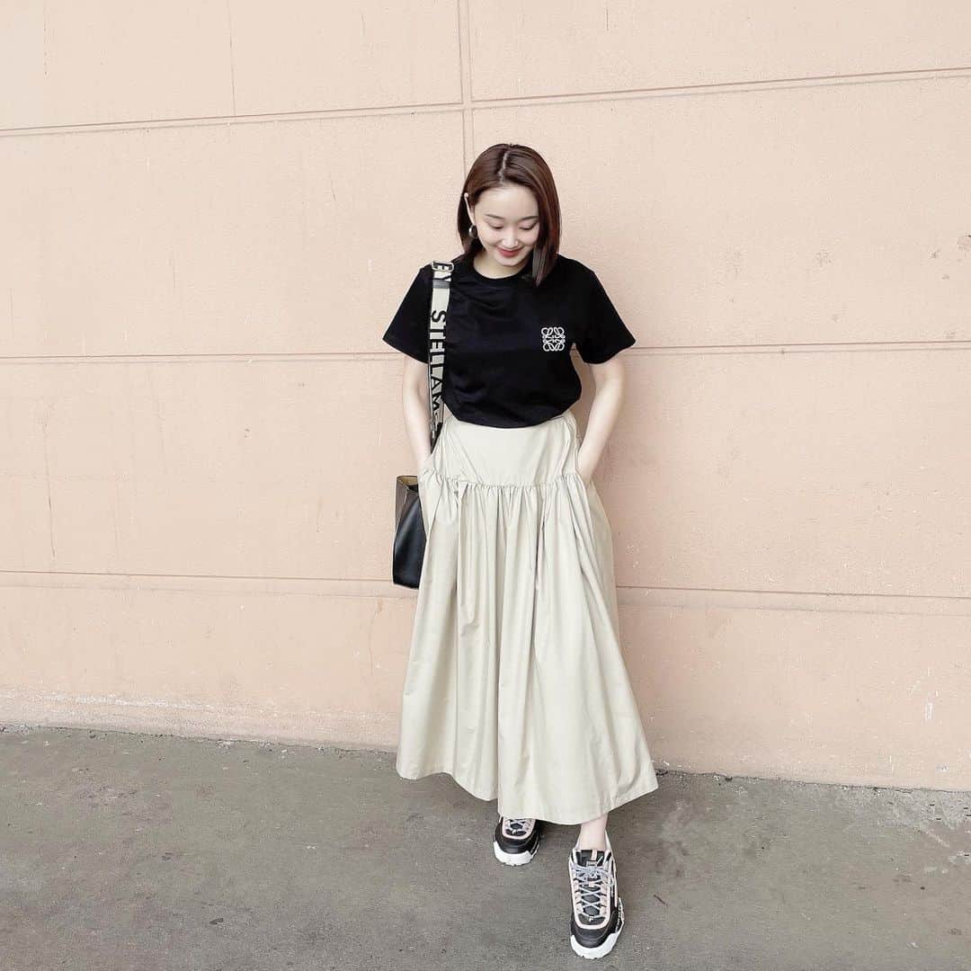 MAYUMIさんのインスタグラム写真 - (MAYUMIInstagram)「☑️ * T-shirt… @loewe  skirt… @and_cherim  sneaker… @filausa @numeroventuno  bag… @stellamccartney  * タフタ生地のSKは、軽やかで過ごしやすい🤍 * #summerfashion #and_cherim #loewe #stellamccartney #numero #fashion」5月18日 19時30分 - mayumiii0305