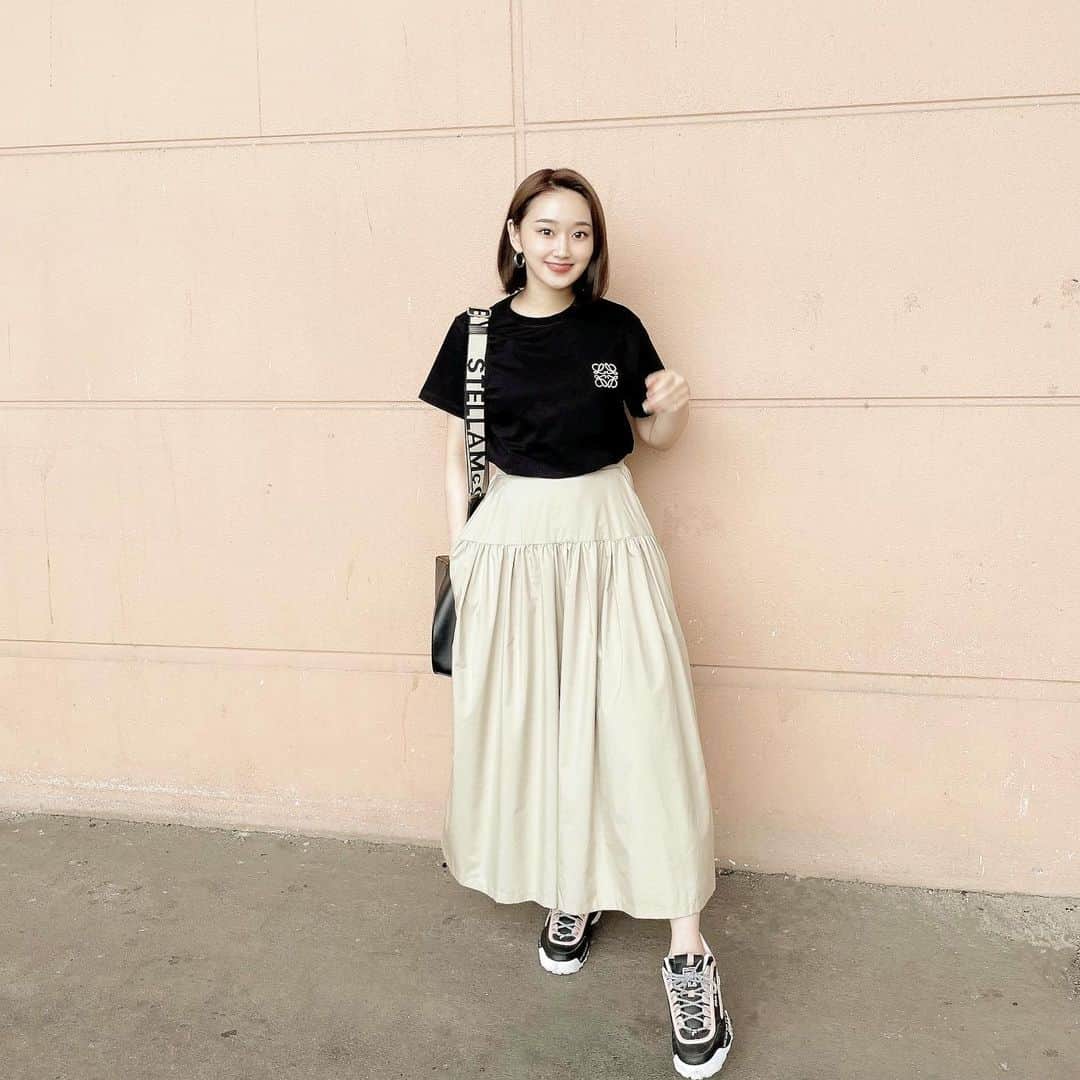 のインスタグラム：「☑️ * T-shirt… @loewe  skirt… @and_cherim  sneaker… @filausa @numeroventuno  bag… @stellamccartney  * タフタ生地のSKは、軽やかで過ごしやすい🤍 * #summerfashion #and_cherim #loewe #stellamccartney #numero #fashion」