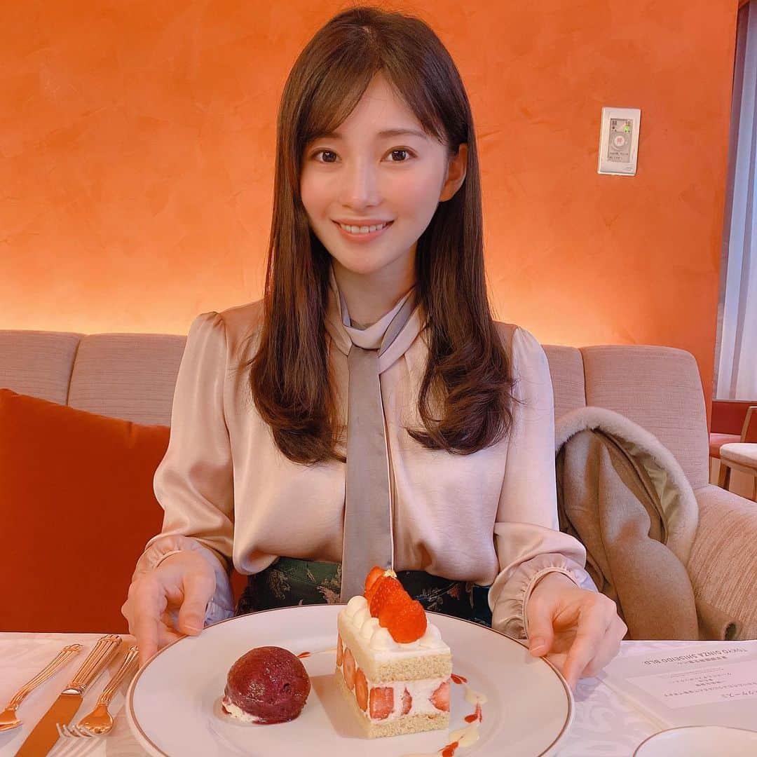 早田悠里子のインスタグラム：「少し前ですが😂 資生堂パーラー🍒 銀座でゆっくりお茶するにはお勧めです☺️ ケーキはショートケーキが1番好き🍰❣️  #銀座カフェ #資生堂パーラー #東京カフェ」