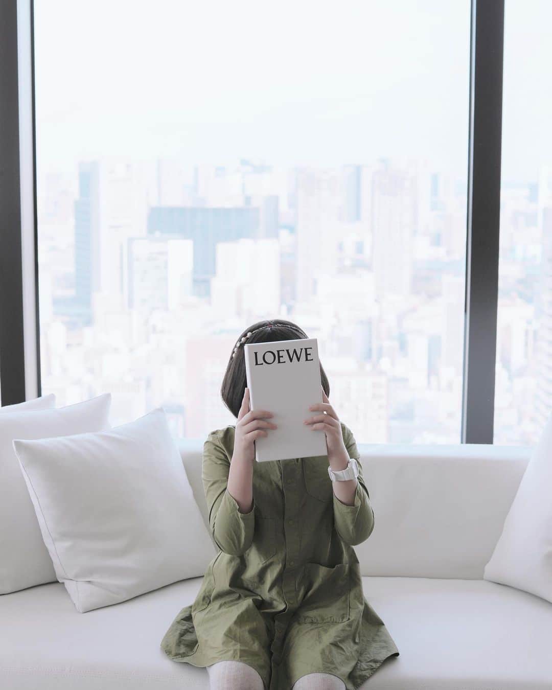 久林紘子さんのインスタグラム写真 - (久林紘子Instagram)「10𝒕𝒉 𝐁𝐈𝐑𝐓𝐇𝐃𝐀𝐘 𝐏𝐑𝐄𝐒𝐄𝐍𝐓﻿ ✔︎𝑳𝑶𝑬𝑾𝑬 ﻿ ✔︎𝑳𝑬𝑮𝑶﻿ ﻿ ﻿ 10歳記念のプレゼント、何にしようと悩んでいたところ﻿ 娘が小さい時から1番可愛がっているドイツKOESENの﻿ ペンギンのぬいぐるみ🐧にそっくりな子を﻿ LOEWE店頭で発見🙀🔍💕﻿ ﻿ キッズ携帯や鍵に付けれるかな💡と10歳記念のお誕生日プレゼントは「ベビー ペンギン チャーム(フェルト＆カーフスキン)」に﻿ しました🐧﻿ オプションでイニシャルの”C”と、ロエベのロゴのチャームを﻿ 追加✔︎﻿ ﻿ ﻿ 大きくなってシンプルにしたくなったらペンギンだけ外せるし、﻿ 後で好きなチャームを追加する事もできるから、長く大切にしてもらえたらいいなぁと😌🙏﻿ ﻿ 私も二十歳記念に亡き母に買ってもらったファーストTiffanyは﻿ 宝もの。﻿ そんな存在になりますように🐧﻿ ﻿ ﻿ 「ペンちゃんだ〜！！」と喜んでもらえて一安心😍﻿ ﻿ ＿＿＿＿＿＿＿＿＿＿＿＿＿＿＿＿＿＿＿＿＿＿ ﻿ #TokyoEDITIONToranomon #東京エディション虎ノ門 #EditionHotels #EditionHotel #loewe #東京ホテル #ラグジュアリーホテル #ホテル好き #ホテル好きな人と繋がりたい #ロエベ #お誕生日プレゼント #バースデーサプライズ #ロエベチャーム #ハーフ成人式 #パーティースタイリング #キッズパーティー」5月18日 19時38分 - rohicocco