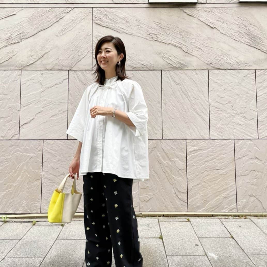 urakoのインスタグラム：「. いよいよ明日から novelty fairスタートします🚩 . エンブロイダリーシリーズもオススメのひとつ👆 COOL MAXという通気性、吸水速乾性のある素材で サラッと気持ちいい着心地です . シリーズで持っていると 着回しも楽しめてオススメです🥰 . . 今の季節着やすくてついつい手に取りがちなリボンタックブラウスも再入荷します✔︎ . . #MACHATT #hermès  #hermes #manoloblahnik」