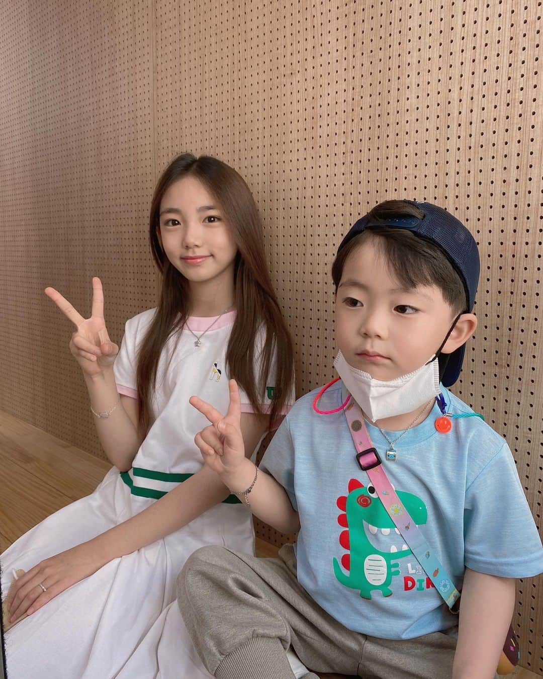 ウンチェのインスタグラム：「뜽유 하원하자마자 , 보쌈해서 데리고 신사동행😝  #키즈모델 #주니어모델 #아역배우 #이은채 #남매스타그램 #육아스타그램 #일상 #티아이」
