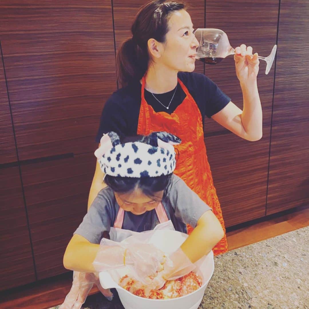 田波涼子さんのインスタグラム写真 - (田波涼子Instagram)「今夜はハンバーグ。 材料を準備しておくと、娘が混ぜ混ぜして丸めるところまでしてくれる。上手になったなぁ⭐︎ その間に主人とお先に失礼🍷　  #夕食 #お手伝い  #kids #family #dinner  #wine #ハンバーグ　 沢山作ってお弁当用に冷凍保存　 #もれなく昨夜の豚汁も」5月18日 19時57分 - ryokotanami.idea